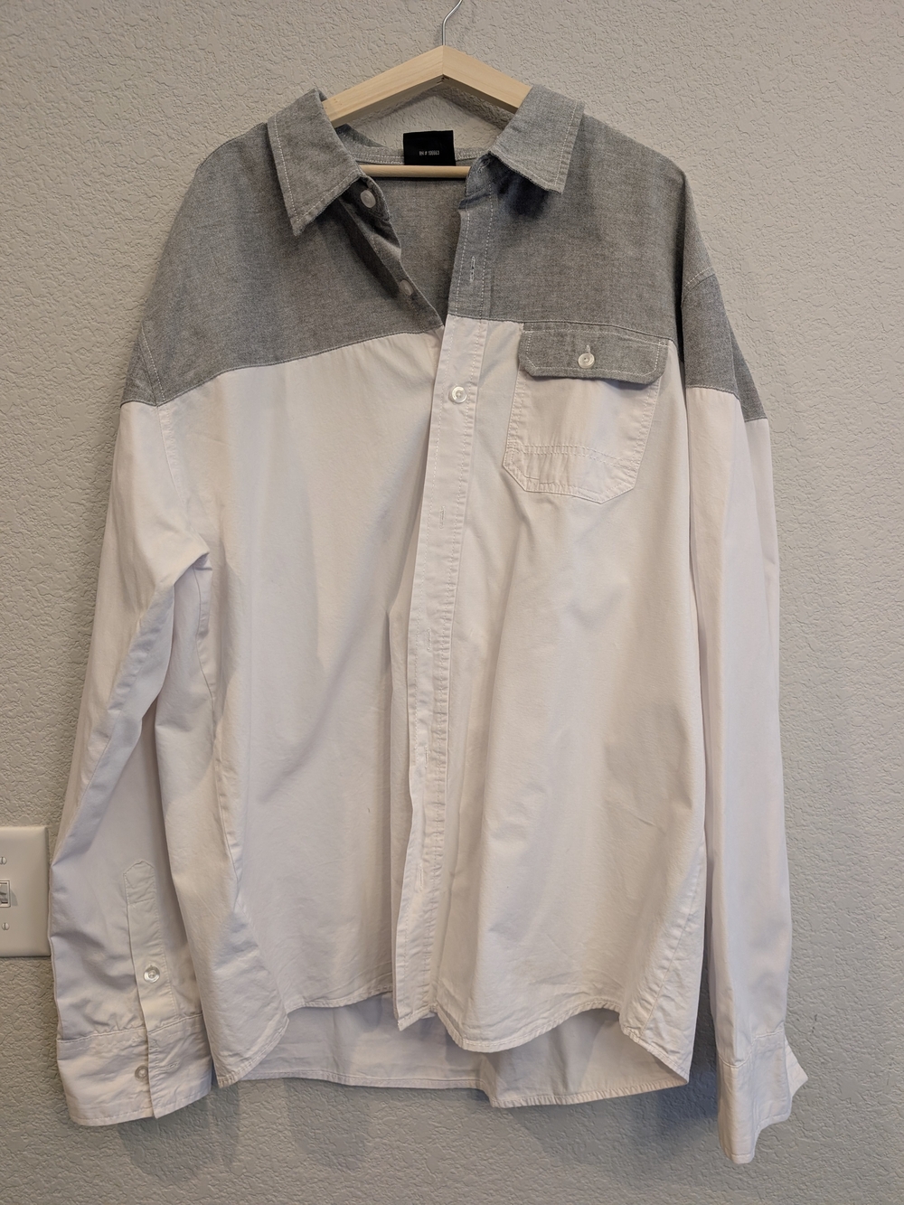 WT02 Men's Sz XL Two-Tone Gray and White Button-Up Shirt